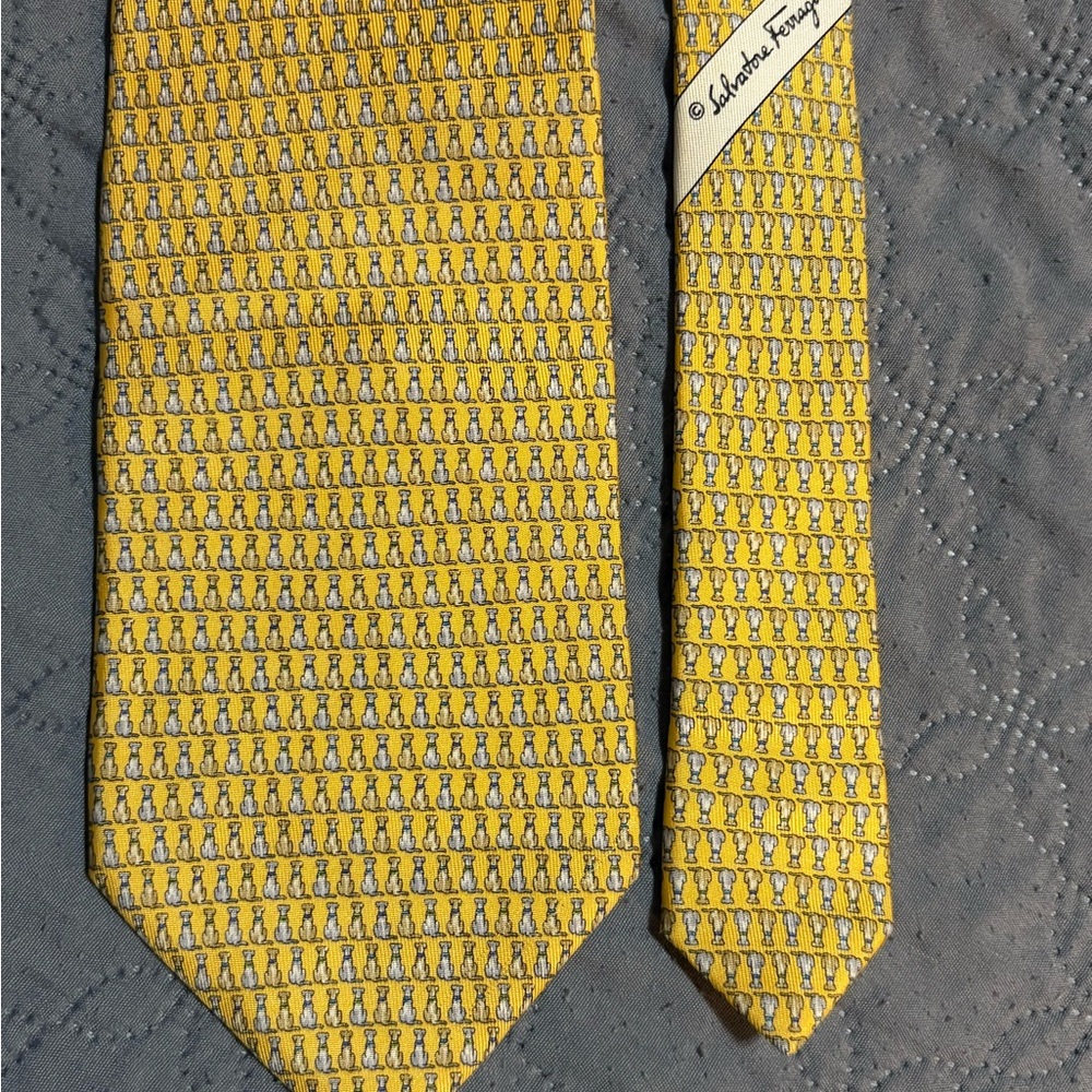 Salvatore Ferragamo Gold Labrador Dog All Over Printed Yellow Tie Italy
100 Silk